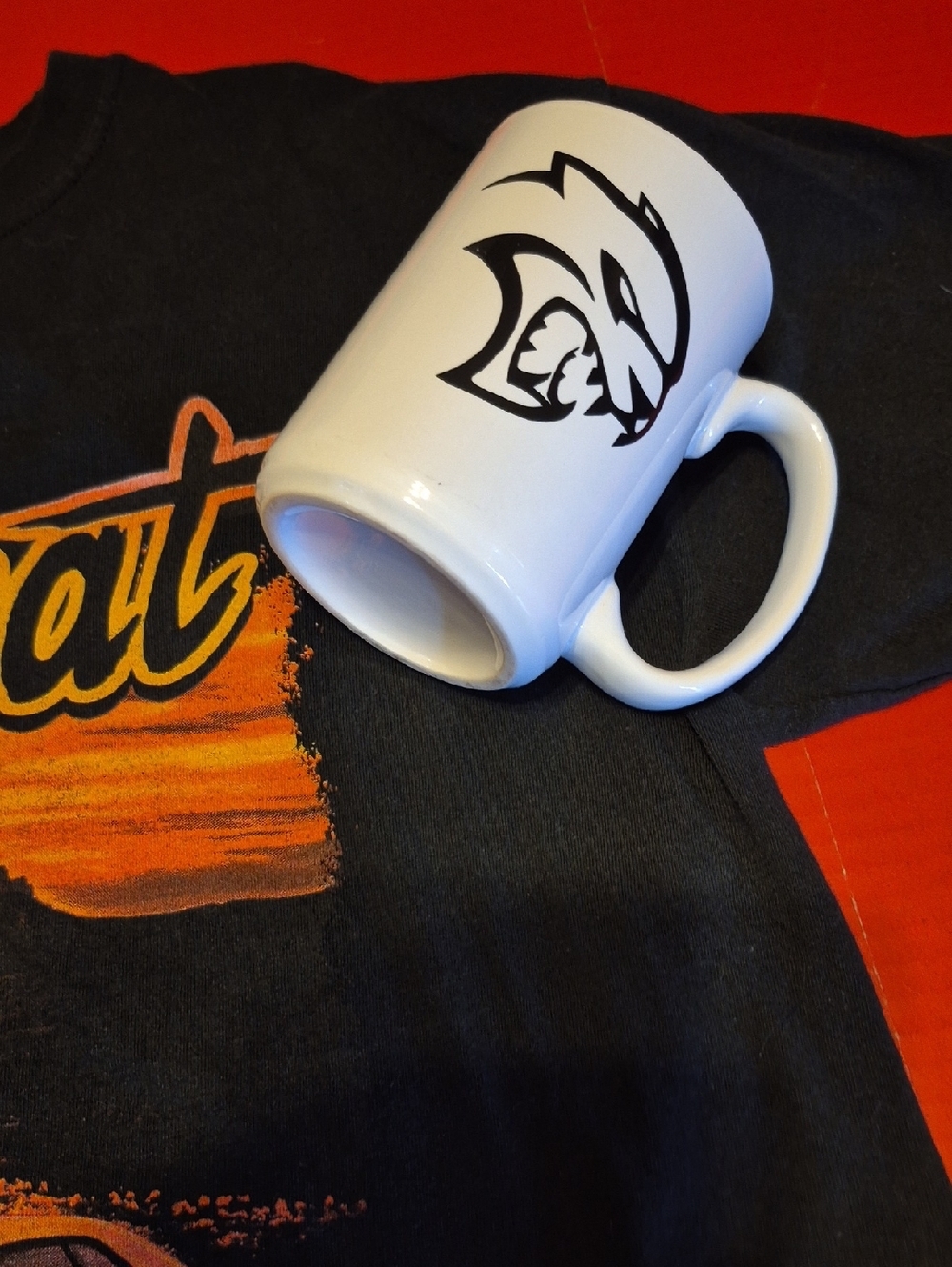 Dodge SRT Hellcat Black Tee with Orange Graphic And 2 Collectable Mugs. - Picture 5 of 9